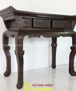 Mẫu sập thờ gia tiên được làm bằng chất liệu gỗ Chiu Liu (gỗ Chiêu Liêu) với họa tiết Cuốn thư đơn giản, hiện đại