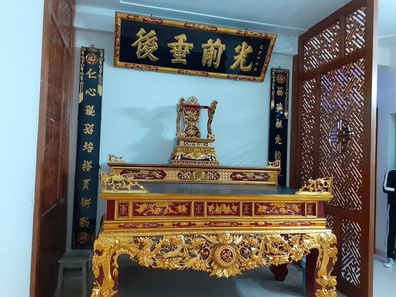 Sản phẩm câu đối bàn thờ gia tiên bằng gỗ chất lượng