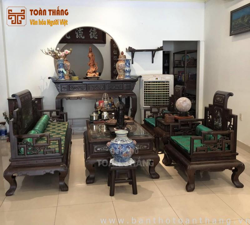 Bàn thờ treo tường gỗ Chiu Liu phù hợp với gia đình sống tại căn hộ chung cư, nhà phố